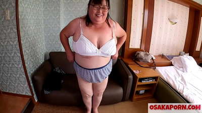 Şişman Japon anne kocaman göğüslerini gösteriyor ve bir seks oyuncağından hoşlanıyor. 51 yaşındaki Asyalı bir anne cinsel deneyimini anlatıyor. Yukiko 1 OSAKAPORN yağlı milf